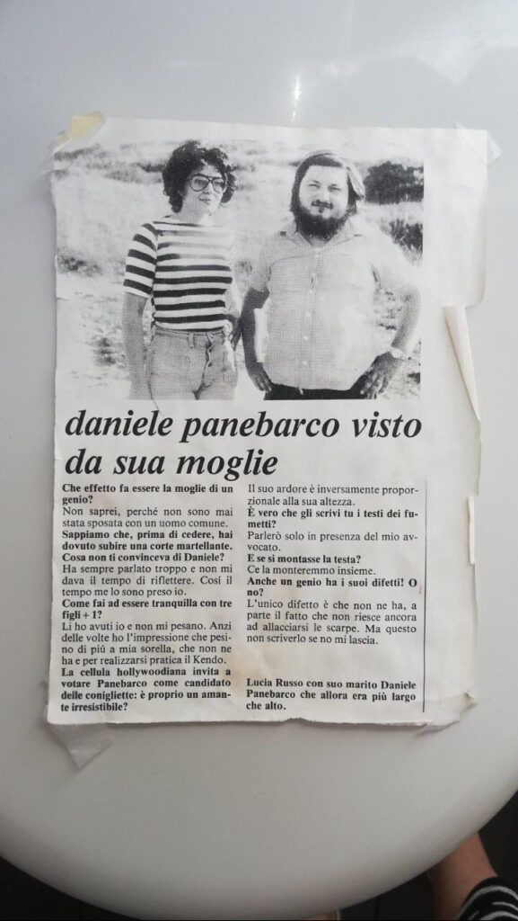 l'articolo affisso nel bagno dei Panebarco con l'intervista a mamma Lucia