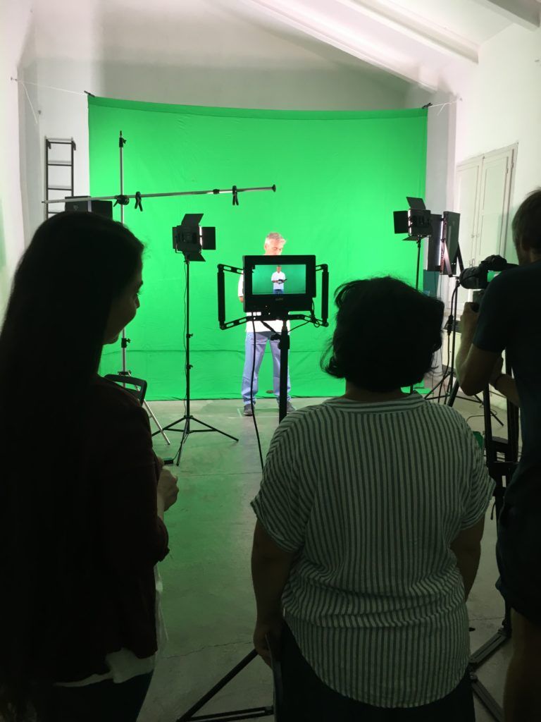 immagine dell'attore protagonista del video sul software gestionale UNO sullo sfondo verde del green screen