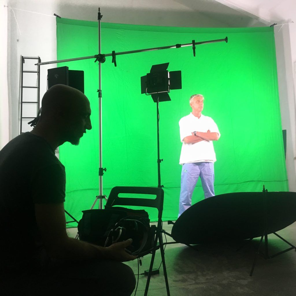 immagine dell'attore protagonista del video sul software gestionale UNO sullo sfondo verde del green screen