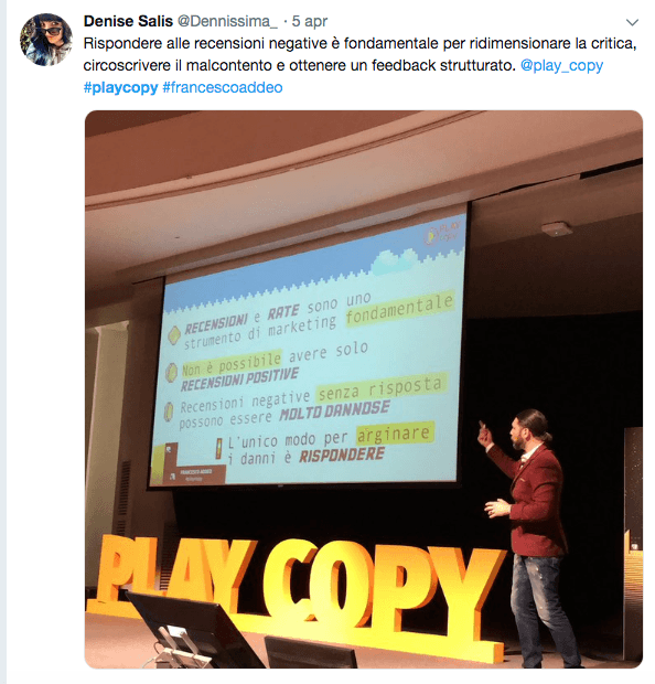 Francesco Addeo che parla dal palco di Playcopy