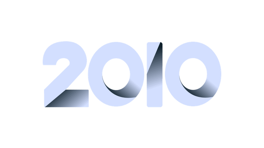 Grafica illustrata con la data 2010 in grandi numeri chiari con effetto tridimensionale, utilizzata come elemento della timeline storica di Panebarco. Il visual rappresenta una fase più contemporanea dell’evoluzione aziendale.