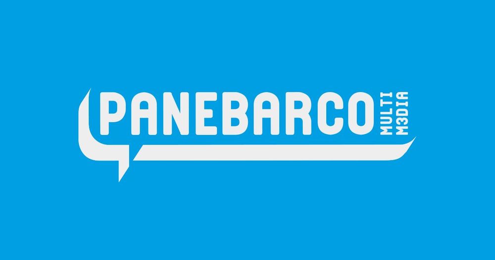 Logo Panebarco Multi Media in bianco su sfondo azzurro acceso. La scritta “PANEBARCO” è in grande al centro, con “MULTI MEDIA” disposto in verticale a destra. Il design integra una forma grafica stilizzata che richiama un fumetto o una cornice dinamica.
