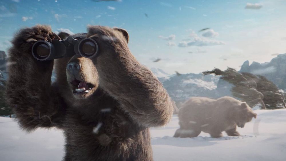 Orso bruno nella neve osserva con un binocolo, mentre un altro orso cammina sullo sfondo.