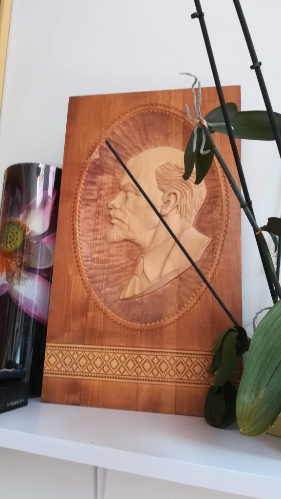 Il quadro di Lenin intarsiato nel legno