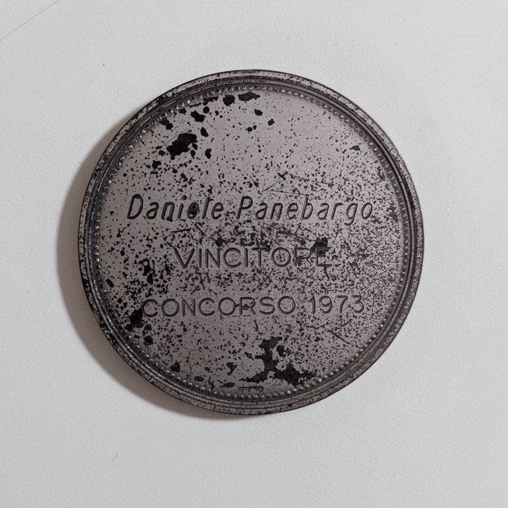 la medaglia ricevuta da Daniele Panebarco vincitore del concorso indetto da Paese sera